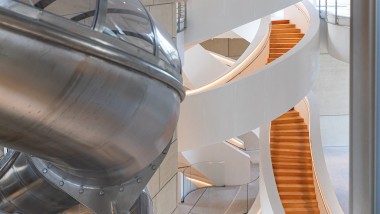 A l’intérieur de la tour, un imposant escalier en colimaçon relie les différents étages. Pour les aventureux, un toboggan peut être utilisé pour descendre plus rapidement (© Adrian Deweerdt, Arles)