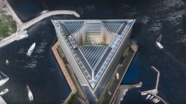 De driehoekige dakconstructie met glazen koepel moet bestand zijn tegen weer en wind, ondanks de onbeschutte ligging (©Foster&Partners)