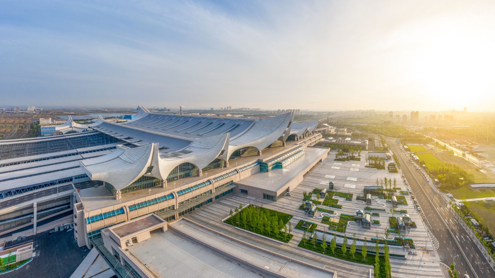 Twee grote en acht kleine golven: het golvende Hongdao station (© ingDESIGN Co., Ltd.)
