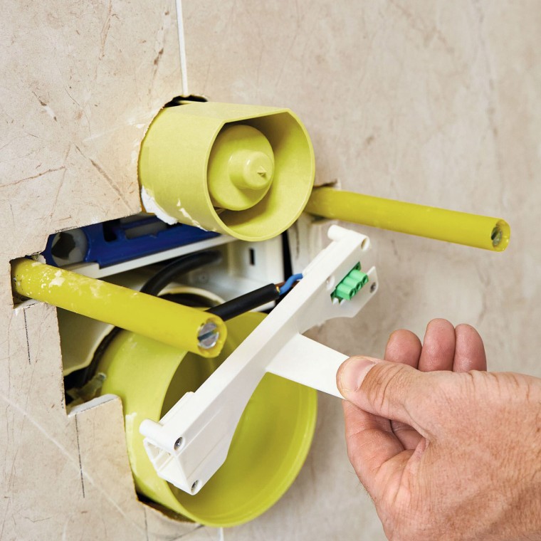 Alternatief: montage van de tussenvloer in de Power & Connect Box door de elektricien na het bekleden.