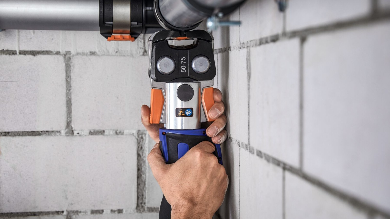 Geberit FlowFit peut être serti même dans les endroits exigus Geberit FlowFit peut être serti même dans les endroits exigus