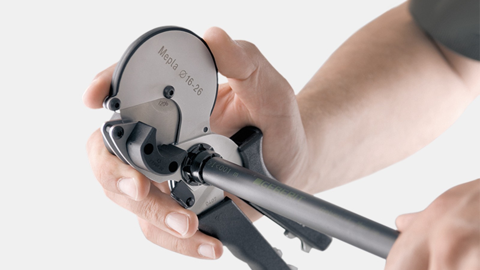 Couper et ébavurer le tuyau avec un seul outil Couper et ébavurer le tuyau avec un seul outil