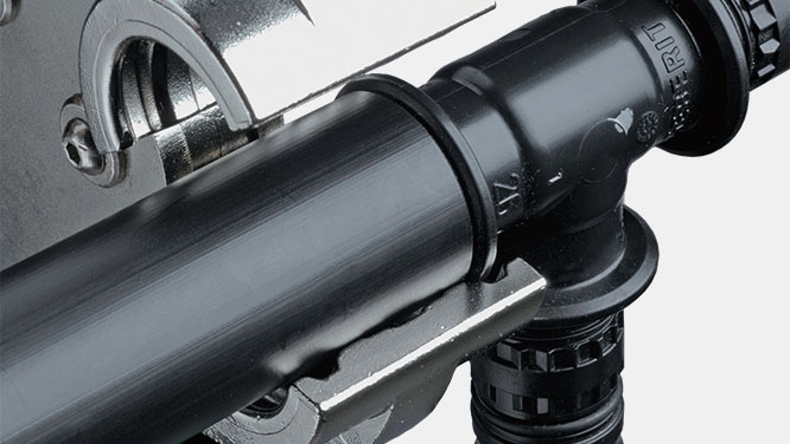 La butée empêche un mauvais positionnement de la sertisseuse sur Geberit Mepla La butée empêche un mauvais positionnement de la sertisseuse sur Geberit Mepla