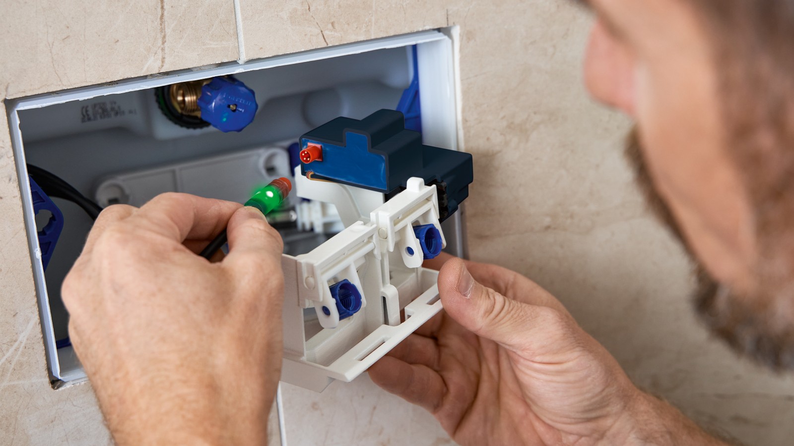 Montage a posteriori dʼun rinçage forcé hygiénique Geberit HS05 (© Geberit) Montage a posteriori dʼun rinçage forcé hygiénique Geberit HS05 (© Geberit)