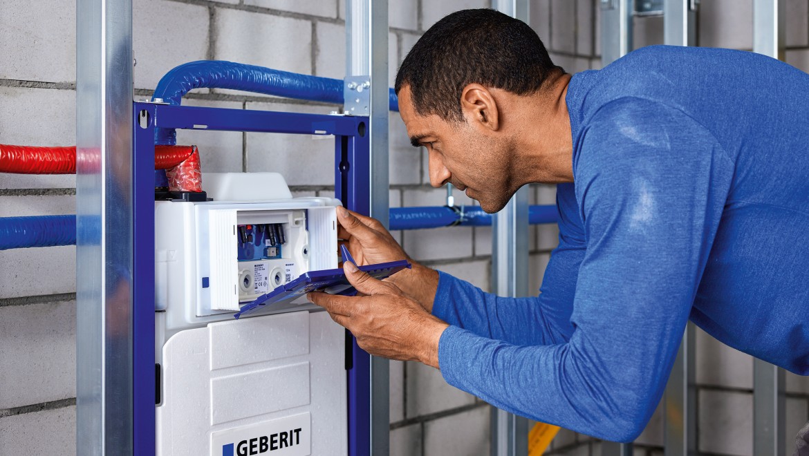 Man installeert een Geberit Hygiënesysteem Man installeert een Geberit Hygiënesysteem