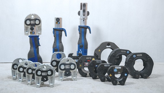 Divers assortiment persmachines met persklemmen en -kettingen voor een veilige verpersing