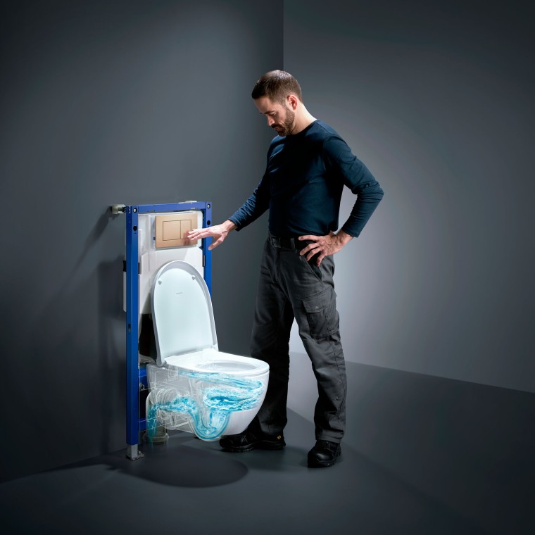 Man bedient de TurboFlush-technologie van een Geberit Acanto-toilet