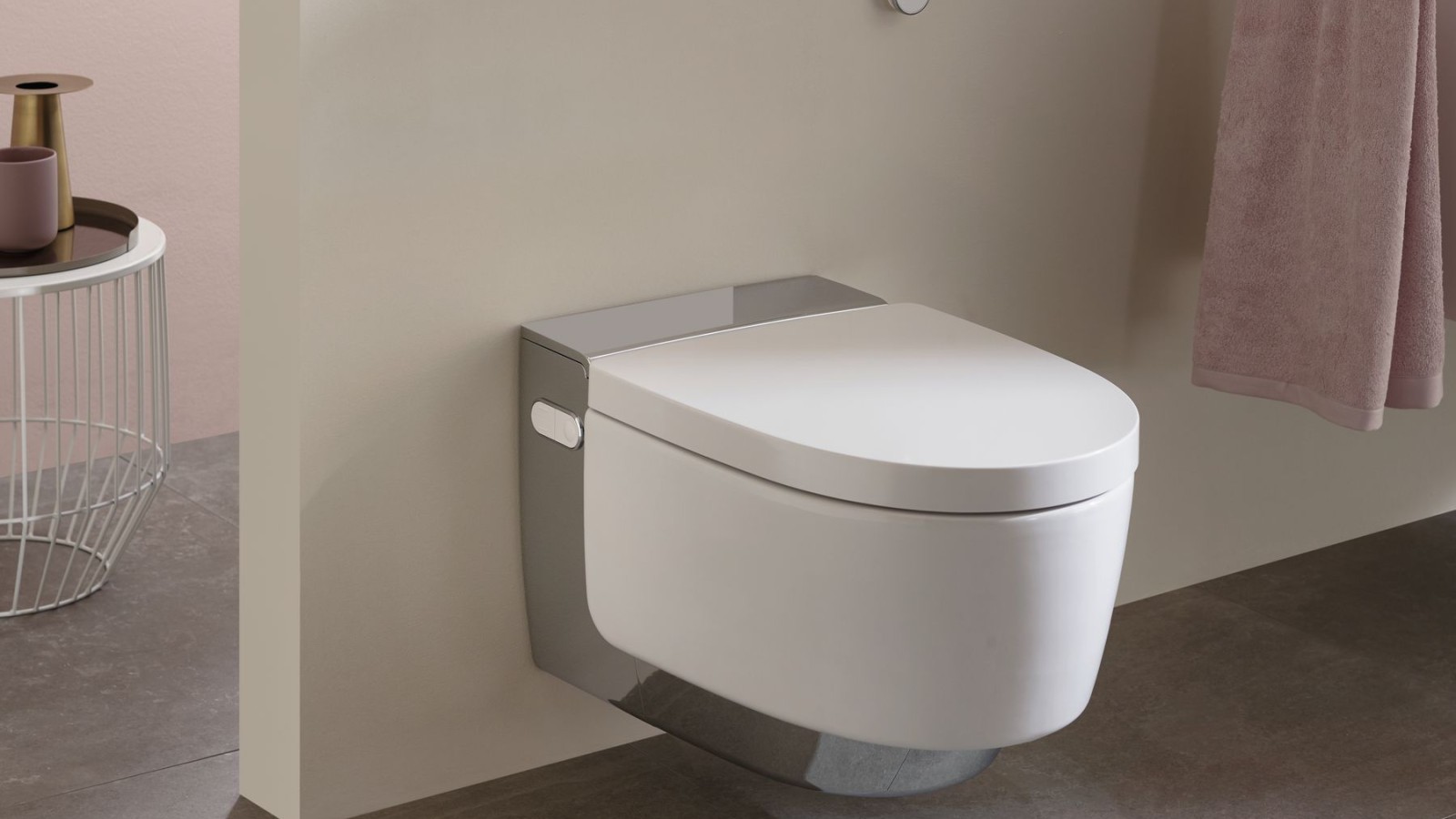 WC-douche Geberit AquaClean Maïra Comfort dans une salle de bains de couleur claire WC-douche Geberit AquaClean Maïra Comfort dans une salle de bains de couleur claire