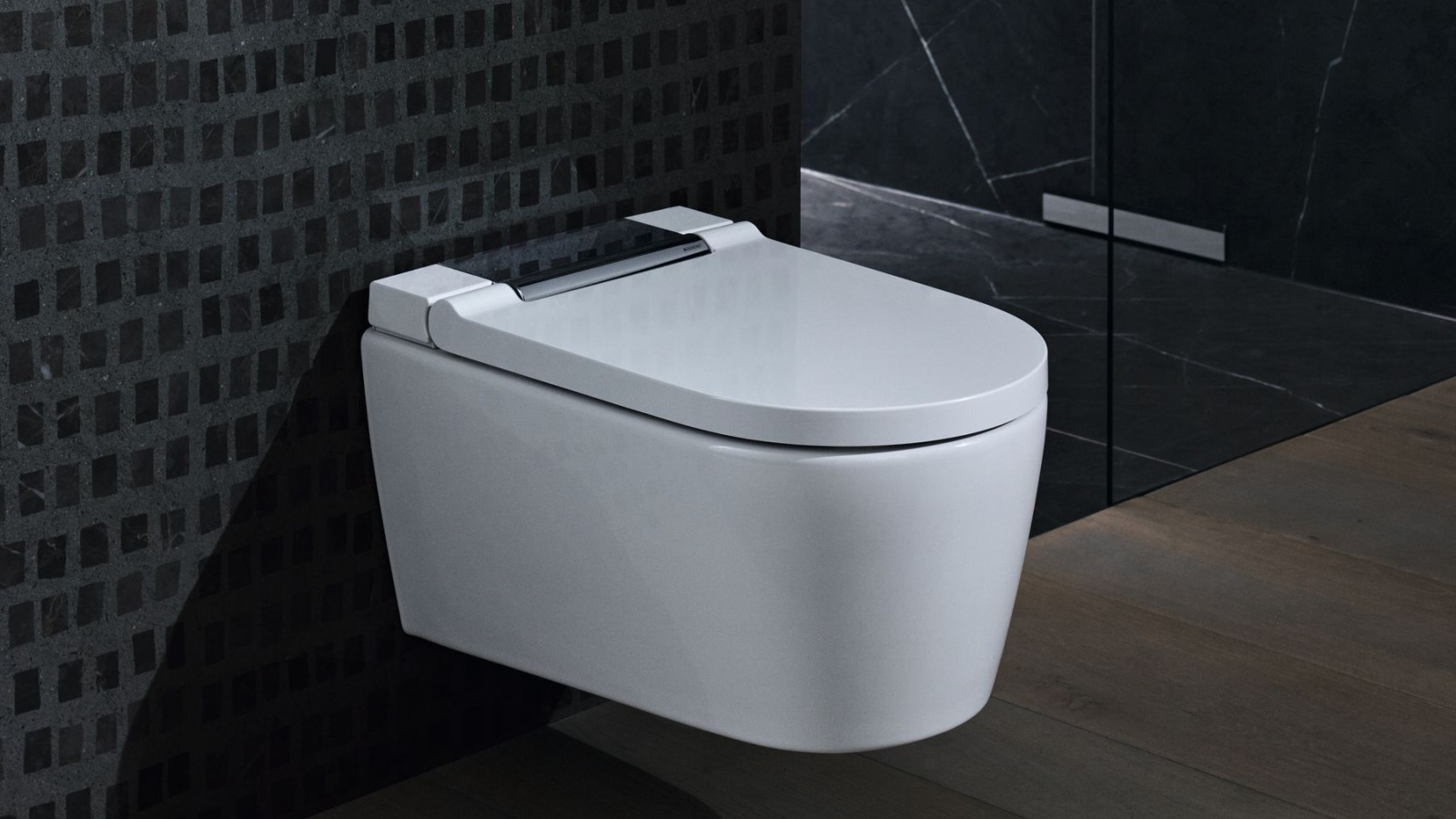 Douchewc Geberit AquaClean Sela chroom hoogglans in een zwarte badkamer Douchewc Geberit AquaClean Sela chroom hoogglans in een zwarte badkamer