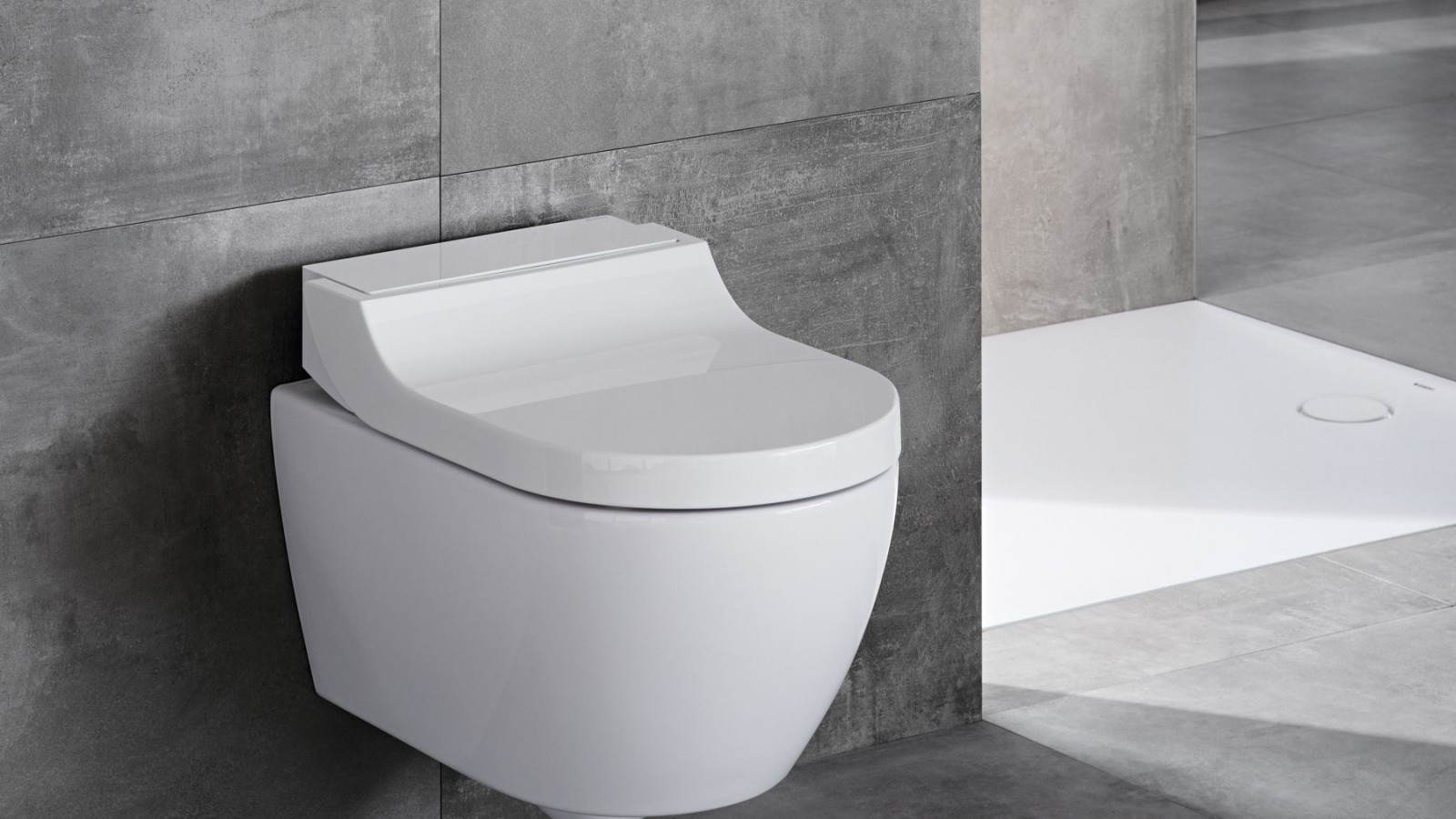 WC-douche Geberit AquaClean Tuma Classic dans une salle de bains grise WC-douche Geberit AquaClean Tuma Classic dans une salle de bains grise