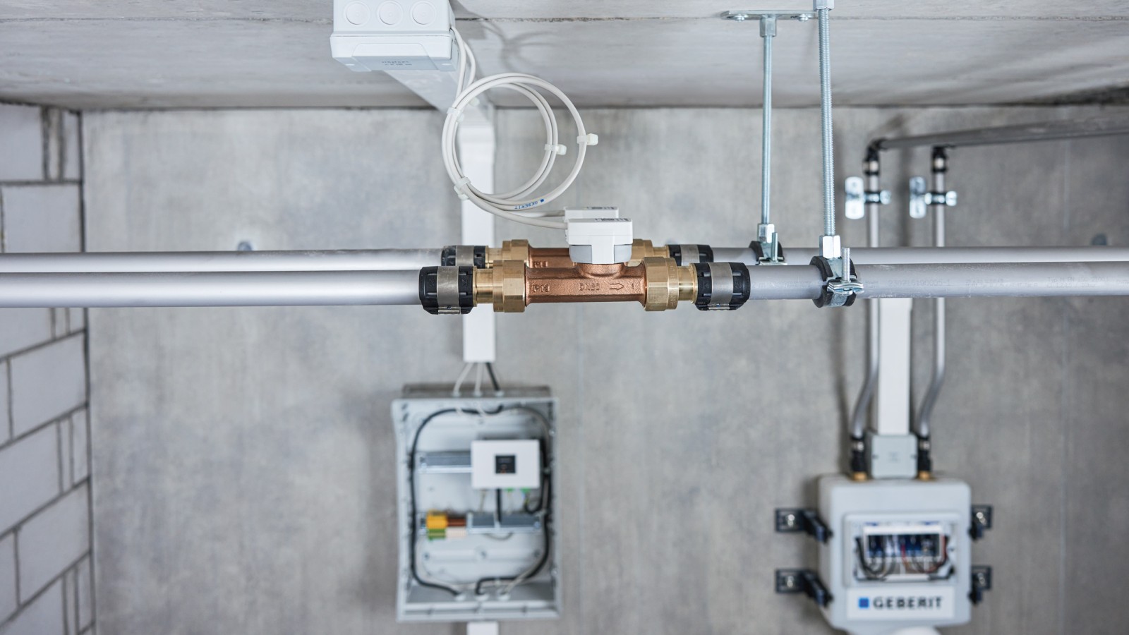 The Geberit sensors for GEBUS are connected directly to the Gateway The Geberit sensors for GEBUS are connected directly to the Gateway