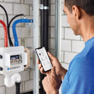 Bediening van de Geberit HS50 hygiënespoelunit met de Geberit Control app (© Geberit)