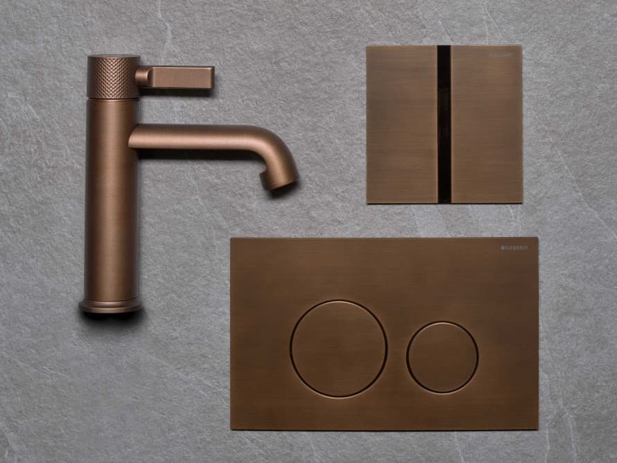 Plaque de commande Sigma40 et plaque d'urinoir type 40, avec une finition assortie dans une teinte métallique cuivre brossé Plaque de commande Sigma40 et plaque d'urinoir type 40, avec une finition assortie dans une teinte métallique cuivre brossé