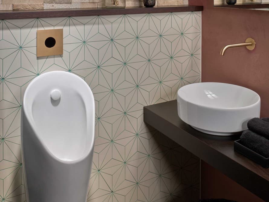 La plaque de recouvrement d'urinoir type 40, équipée d'une commande de rinçage sans contact, est assortie aux robinets de lavabo des principaux fabricants et apporte une touche design élégant La plaque de recouvrement d'urinoir type 40, équipée d'une commande de rinçage sans contact, est assortie aux robinets de lavabo des principaux fabricants et apporte une touche design élégant