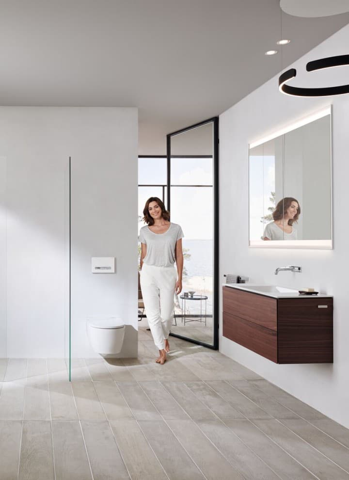 Badkamer Geberit ONE met verlichte spiegel Badkamer Geberit ONE met verlichte spiegel