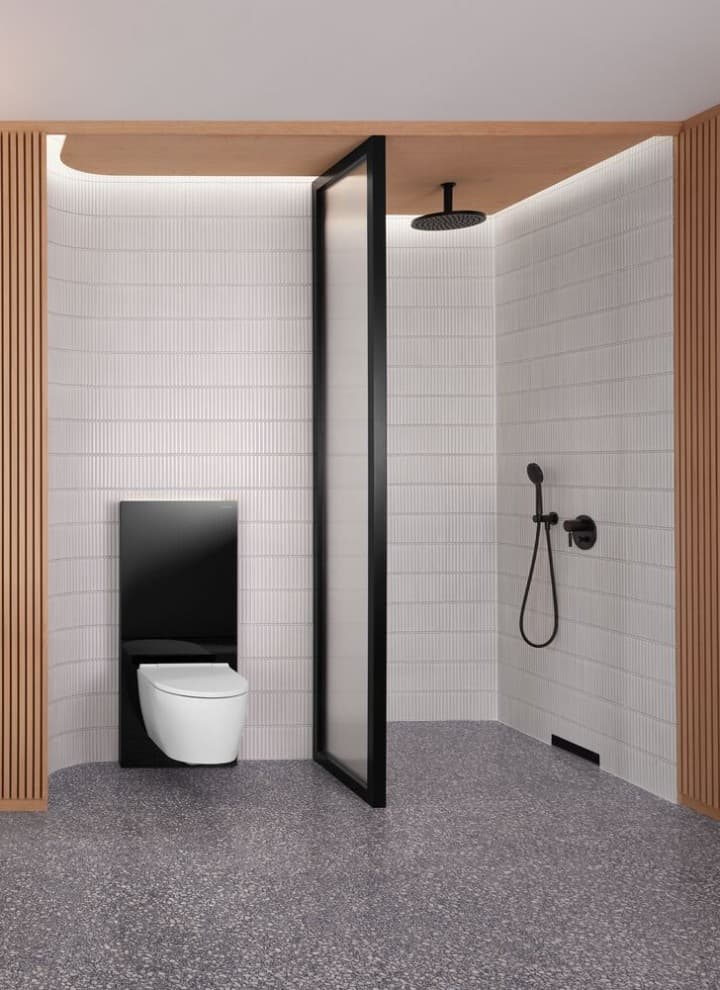 Une salle de bains avec un mur en bois et un espace douche et WC en noir et blanc Une salle de bains avec un mur en bois et un espace douche et WC en noir et blanc