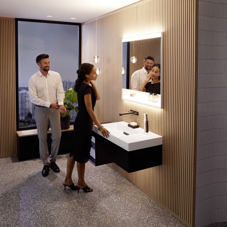 Homme et femme dans une salle de bains de la série Geberit ONE Homme et femme dans une salle de bains de la série Geberit ONE