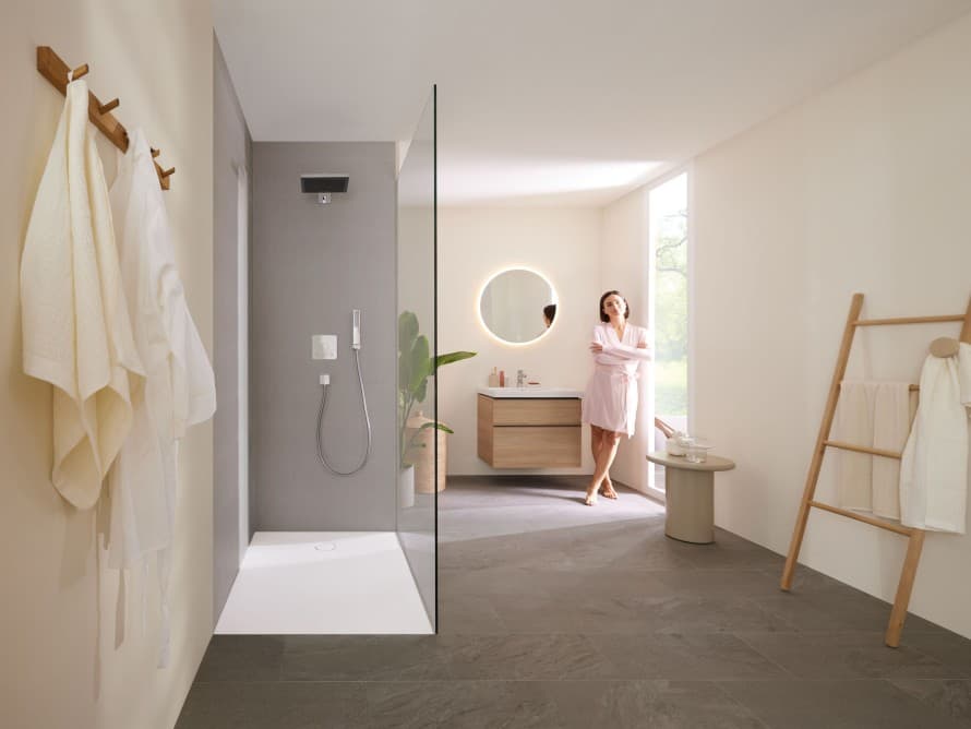 Vrouw in badkamer met douche Vrouw in badkamer met douche
