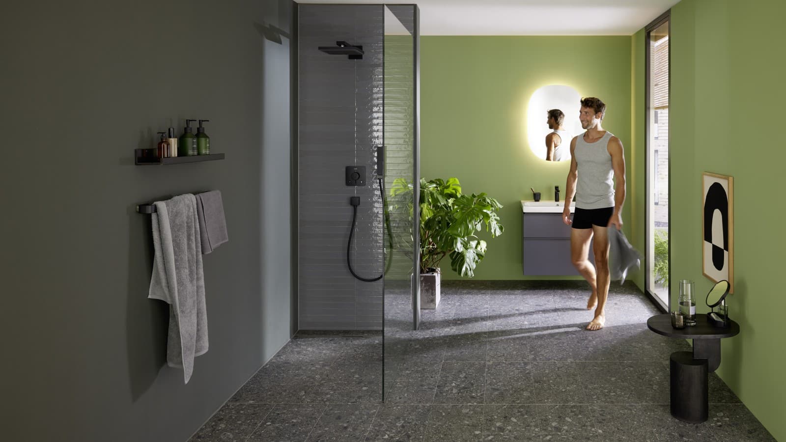 Homme dans une salle de bains équipée de Geberit CleanLine30 Homme dans une salle de bains équipée de Geberit CleanLine30