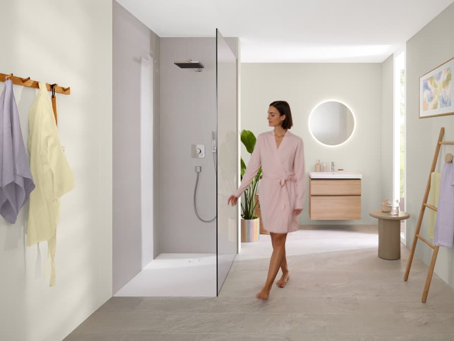 Femme dans une salle de bains lumineuse Femme dans une salle de bains lumineuse
