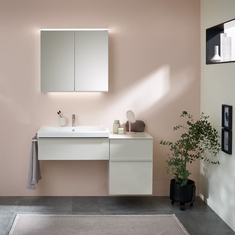 Lavabo double de la série de salles de bains Geberit Renova Plan avec armoire à miroir Option Plus Lavabo double de la série de salles de bains Geberit Renova Plan avec armoire à miroir Option Plus