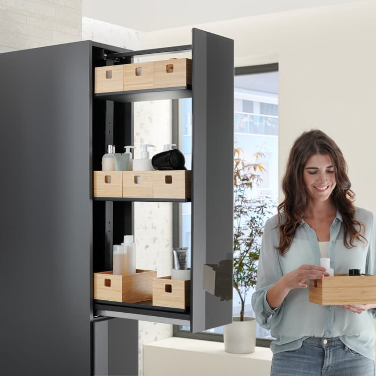 Le meuble de salle de bains Geberit Acanto offre un espace de rangement bien organisé. Le meuble de salle de bains Geberit Acanto offre un espace de rangement bien organisé.