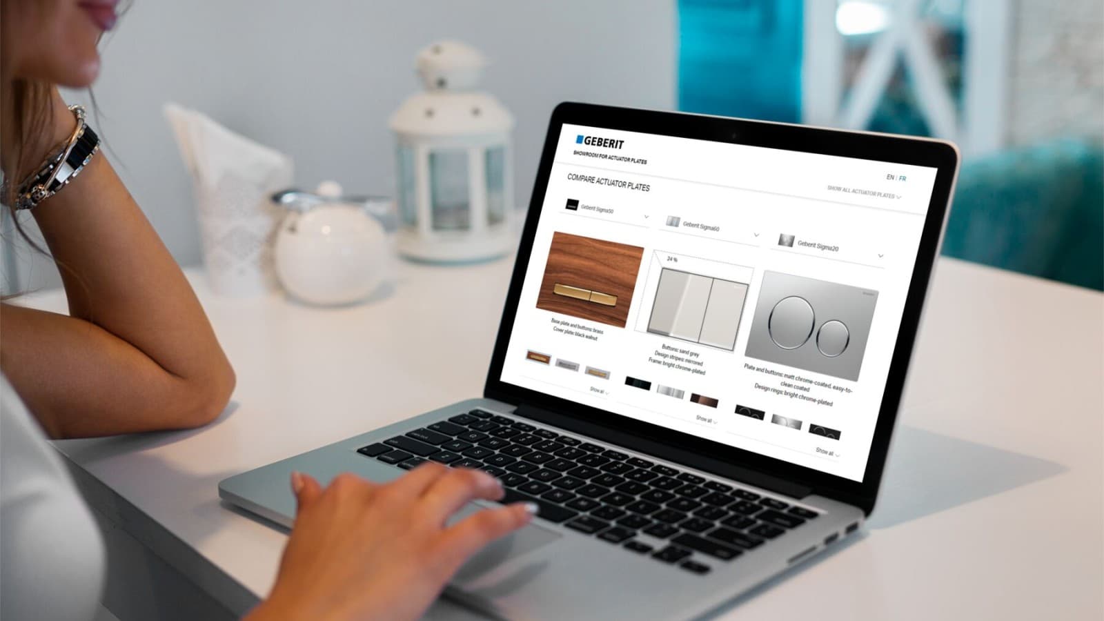 Vrouw vergelijkt bedieningsplaten van Geberit Vrouw vergelijkt bedieningsplaten van Geberit