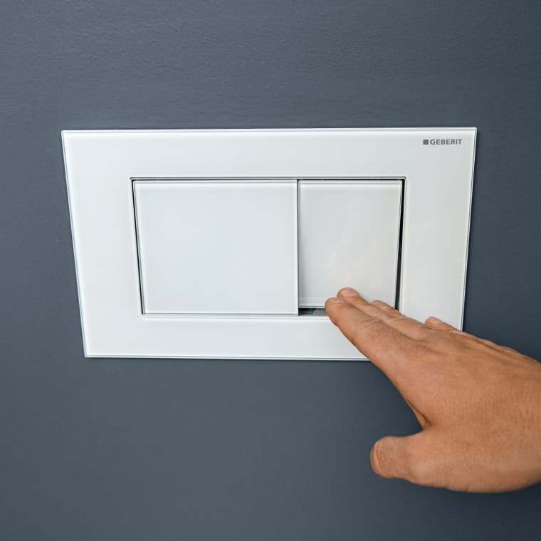 La plaque de commande Sigma40 avec boutons carrés ou ronds est disponible en blanc mat avec un revêtement facile à nettoyer ou avec une surface en verre blanc. La plaque de commande Sigma40 avec boutons carrés ou ronds est disponible en blanc mat avec un revêtement facile à nettoyer ou avec une surface en verre blanc.