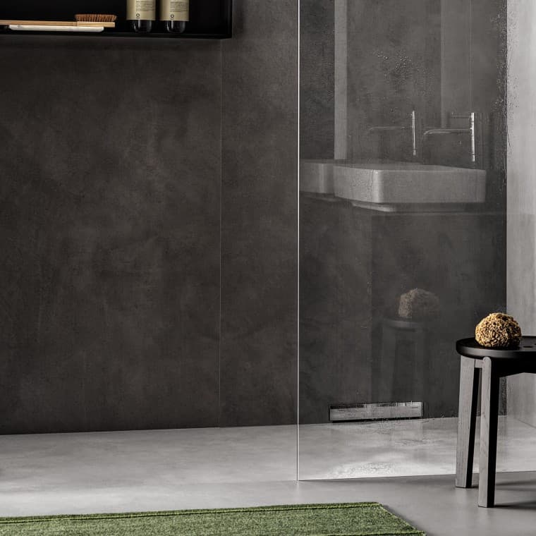 Une douche de plain-pied avec évacuation murale Une douche de plain-pied avec évacuation murale