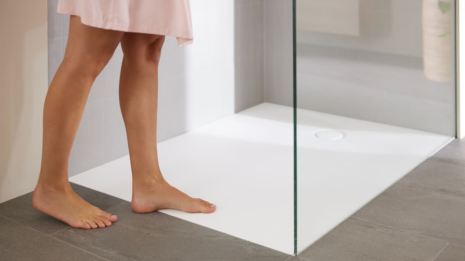 Femme dans une salle de bains avec Geberit CleanFloor30 Femme dans une salle de bains avec Geberit CleanFloor30