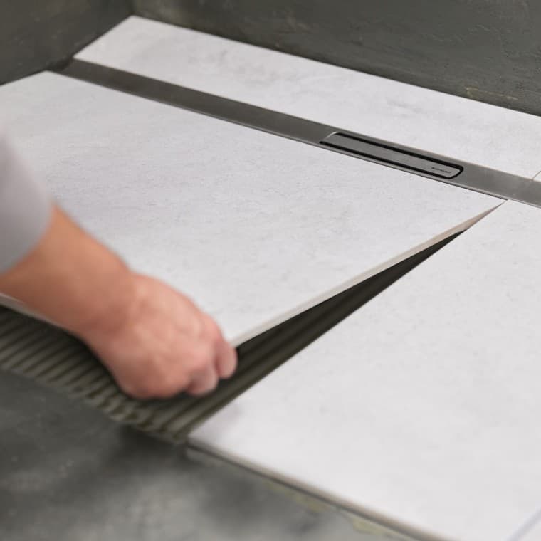 De klauwen aan de douchegoot zorgen voor een stevige verankering in de vloer. De klauwen aan de douchegoot zorgen voor een stevige verankering in de vloer.