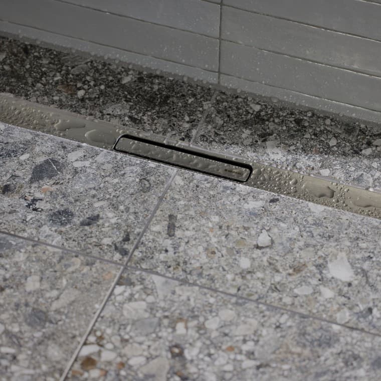 Het water loopt weg via een elegant profiel van roestvrij staal. Het water loopt weg via een elegant profiel van roestvrij staal.