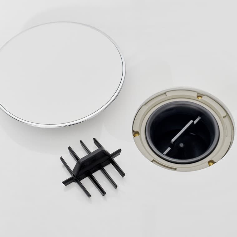 Le filtre à cheveux amovible est intégré à la bonde du receveur de douche Geberit Sestra. Le filtre à cheveux amovible est intégré à la bonde du receveur de douche Geberit Sestra.