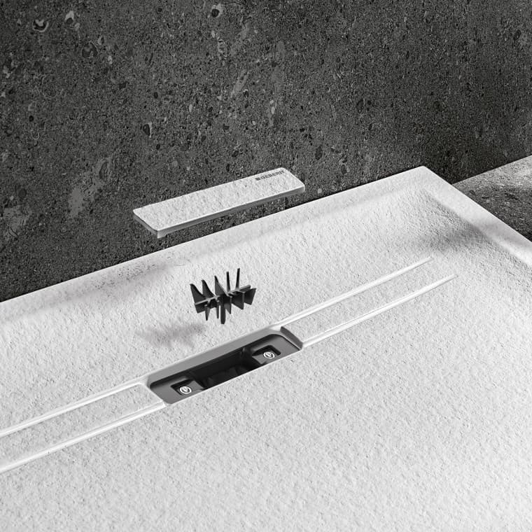 Le filtre à cheveux amovible est intégré à la bonde du receveur de douche Geberit Sestra. Le filtre à cheveux amovible est intégré à la bonde du receveur de douche Geberit Sestra.