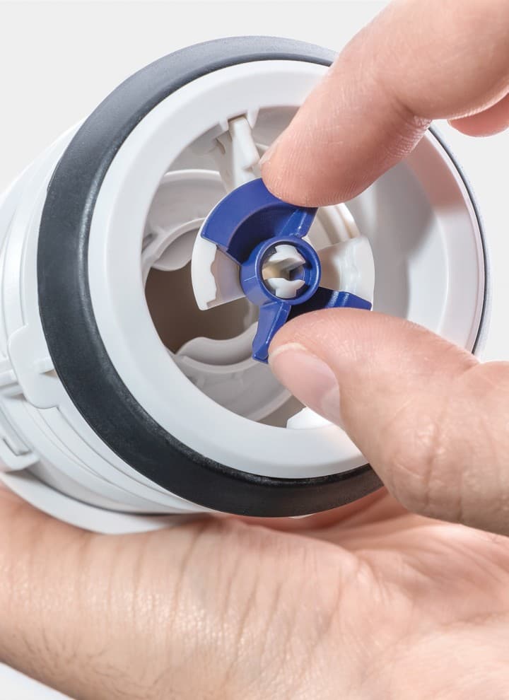 La cloche du réservoir de chasse Geberit se nettoie facilement (© Geberit) La cloche du réservoir de chasse Geberit se nettoie facilement (© Geberit)