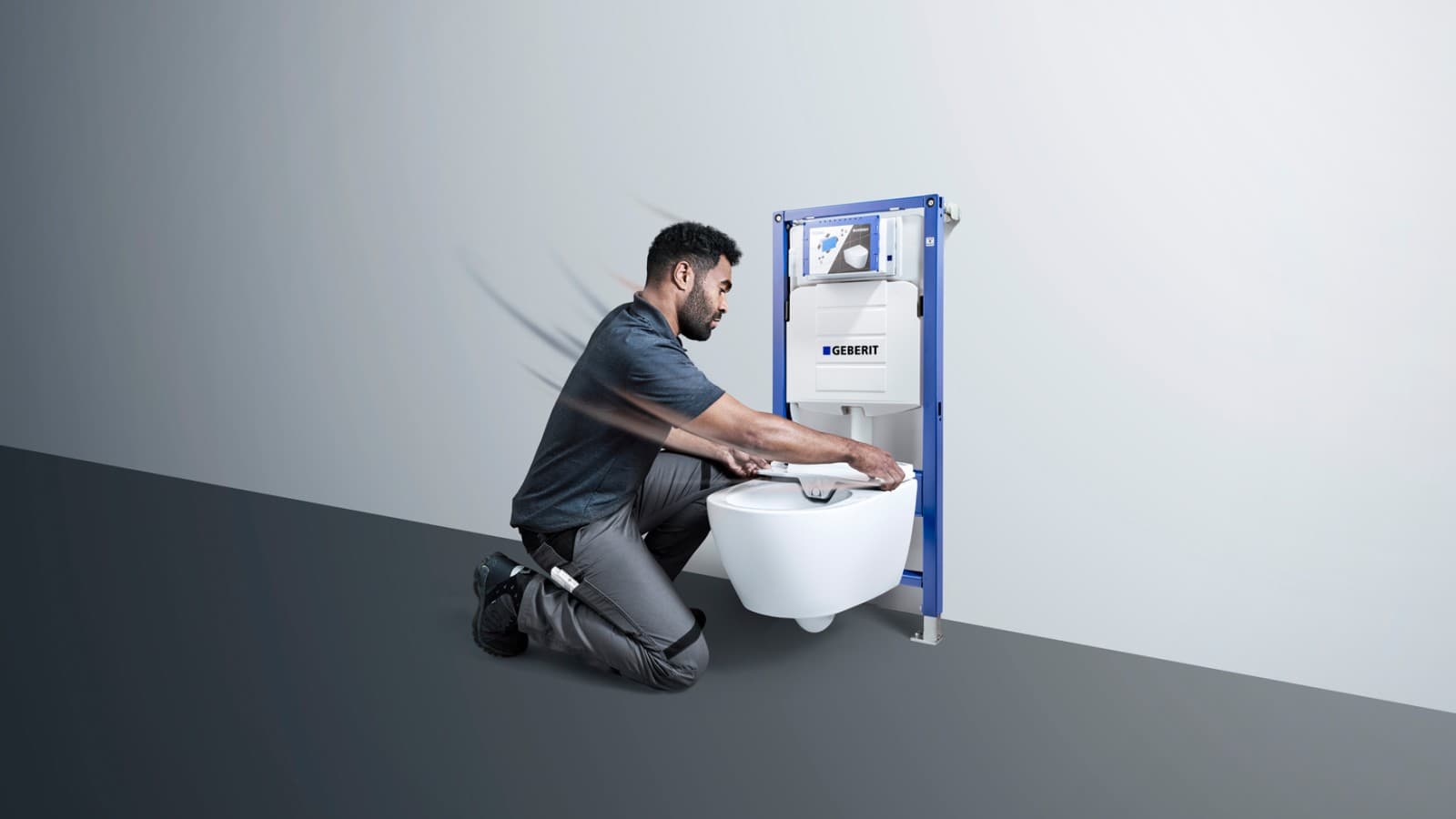 Erkend sanitair technicus en installateur die vlot een aquaclean douche-wc installeert Erkend sanitair technicus en installateur die vlot een aquaclean douche-wc installeert
