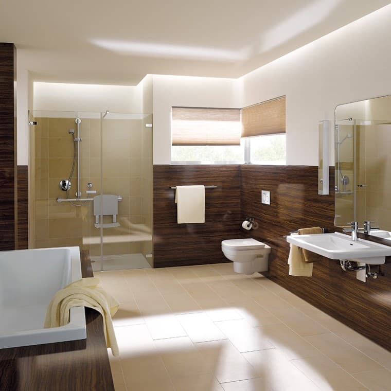 Salle de bains Geberit Renova Comfort avec WC, lavabo et baignoire Salle de bains Geberit Renova Comfort avec WC, lavabo et baignoire