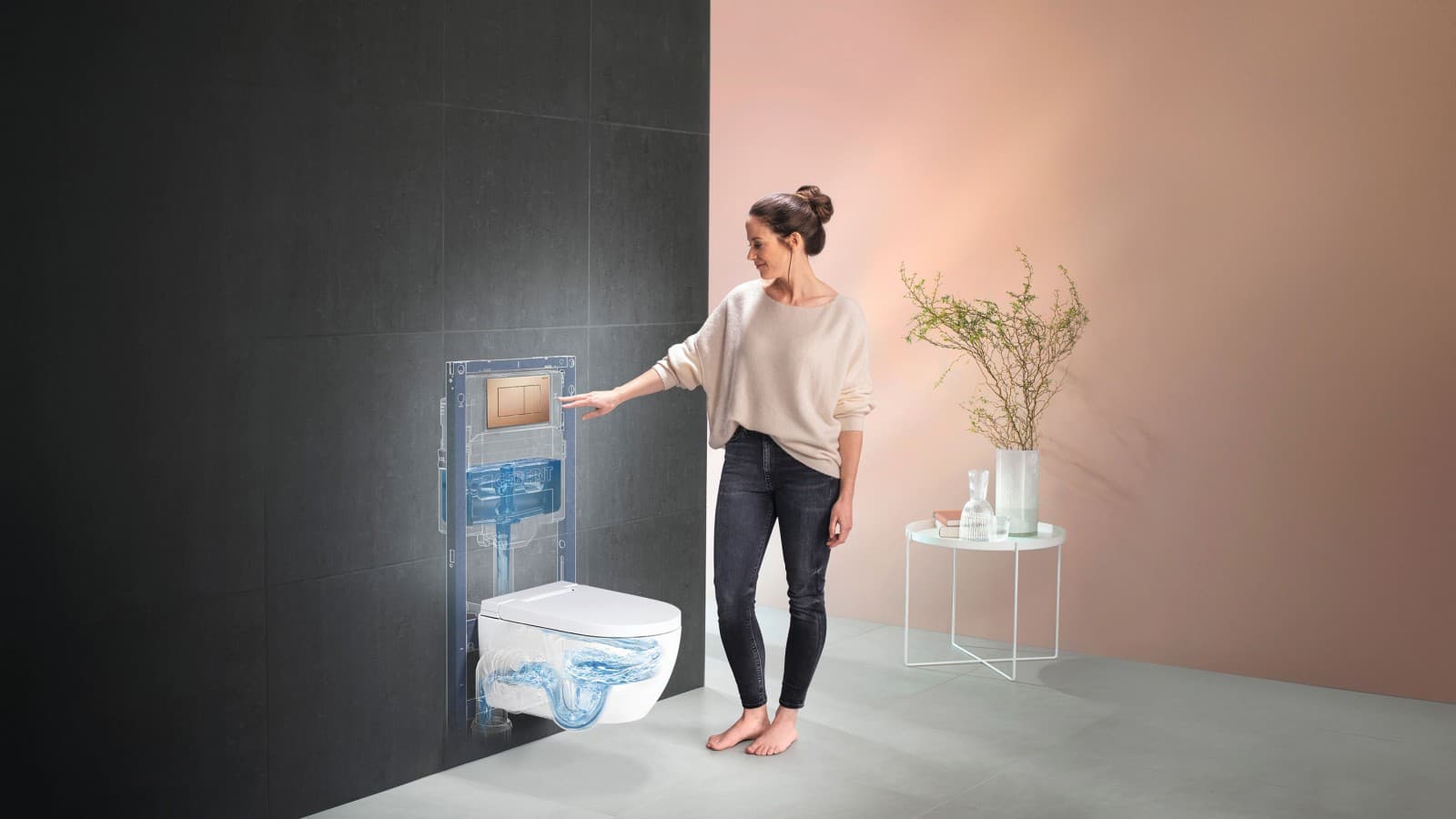 Femme à côté du système Geberit AquaClean Alba Femme à côté du système Geberit AquaClean Alba