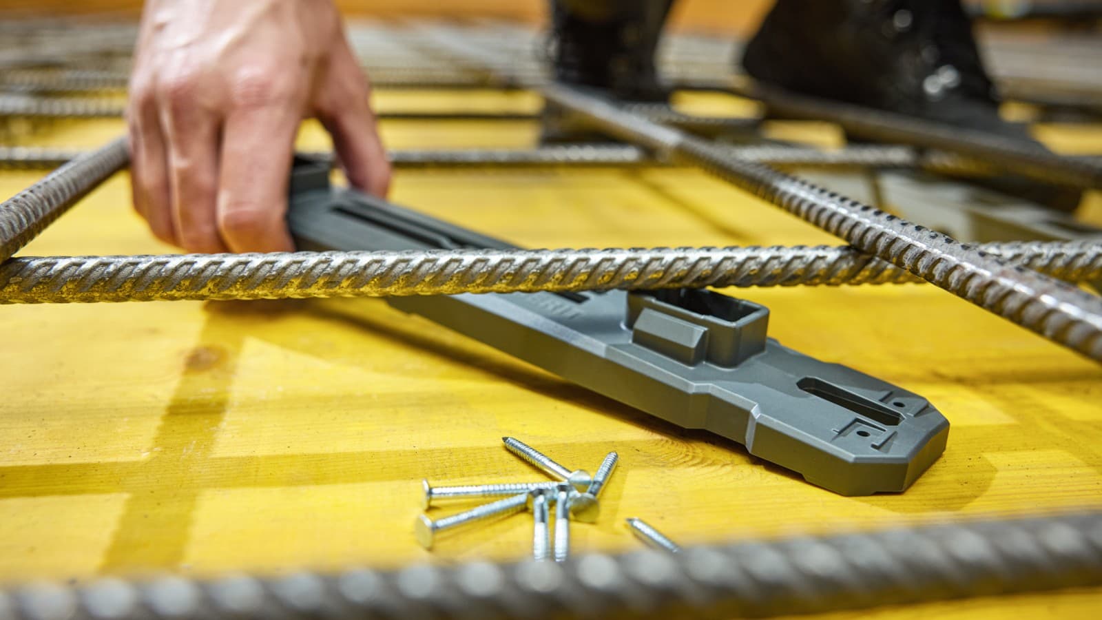 De montagesteun kan rechtstreeks op de bekistingspanelen worden bevestigd De montagesteun kan rechtstreeks op de bekistingspanelen worden bevestigd