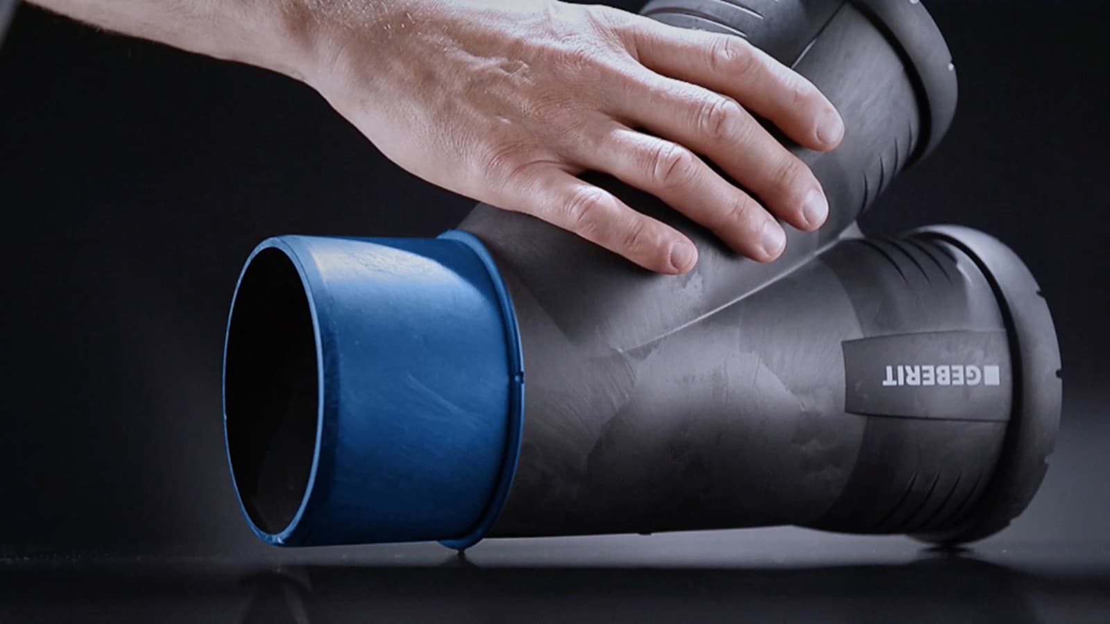 Bij Geberit Silent-Pro beschermt de uitstekende aanslagring het afdichtingsoppervlak tegen krassen Bij Geberit Silent-Pro beschermt de uitstekende aanslagring het afdichtingsoppervlak tegen krassen