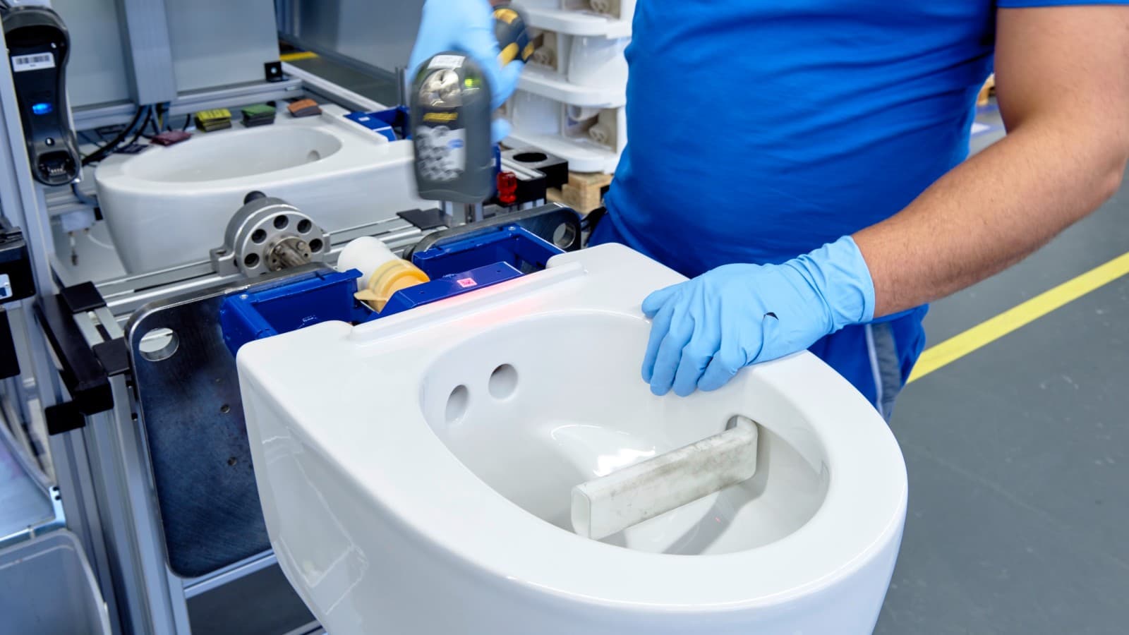 Geberit-medewerker werkt aan een Geberit AquaClean Mera douche-wc in Jona Geberit-medewerker werkt aan een Geberit AquaClean Mera douche-wc in Jona