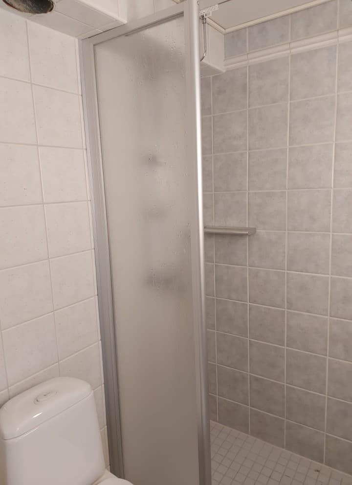De foto vóór de renovatie met zicht op de douchecabine en de staande wc (© Meja Hynynen) De foto vóór de renovatie met zicht op de douchecabine en de staande wc (© Meja Hynynen)