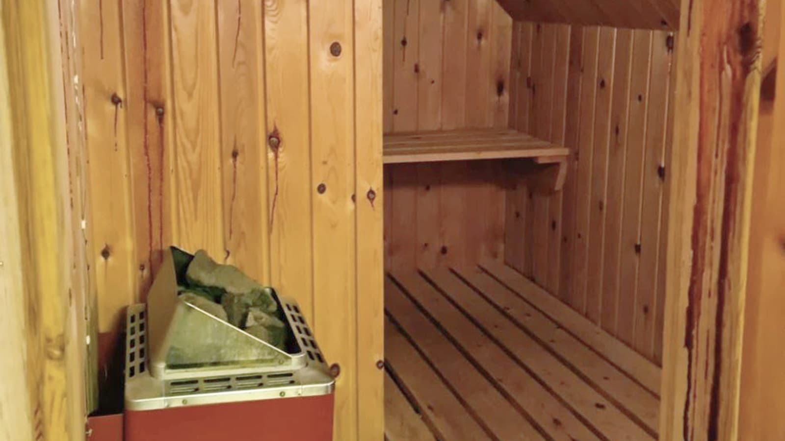 Een sauna met een schuin dak (© @triner2 en @strandparken3) Een sauna met een schuin dak (© @triner2 en @strandparken3)