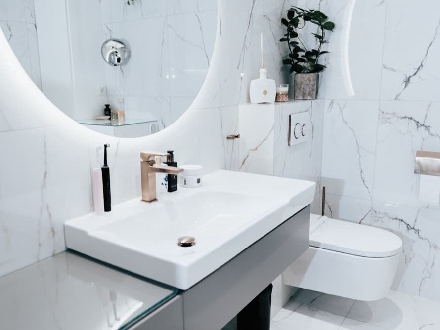 Salle de bains blanche équipée de produits de salle de bains Geberit. Salle de bains blanche équipée de produits de salle de bains Geberit.