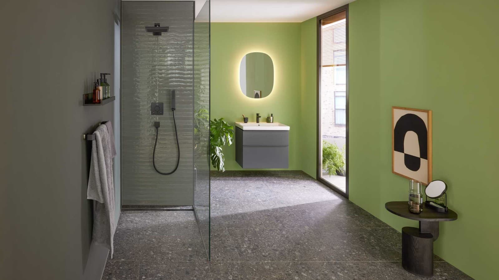 Salle de bains verte avec meubles et céramiques Geberit iCon, un caniveau de douche Geberit CleanLine30 noir et un miroir ovale Geberit Option. Salle de bains verte avec meubles et céramiques Geberit iCon, un caniveau de douche Geberit CleanLine30 noir et un miroir ovale Geberit Option.