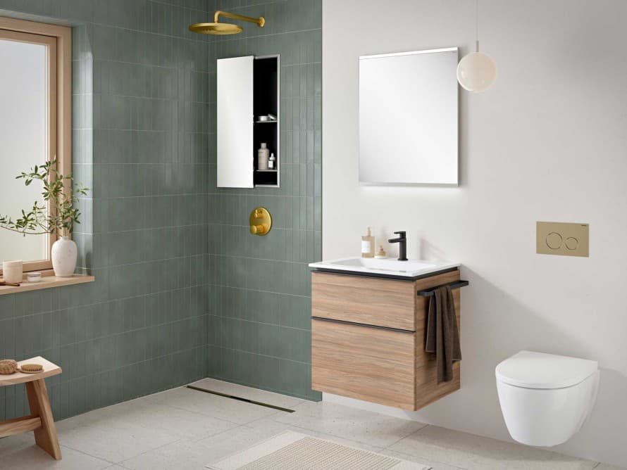 Salle de bains d’inspiration scandinave avec la collection de salle de bains Geberit iCon et un miroir Geberit Option. Salle de bains d’inspiration scandinave avec la collection de salle de bains Geberit iCon et un miroir Geberit Option.