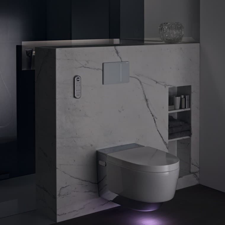 Geberit AquaClean Mera Comfort chromé avec éclairage d'orientation (© Geberit) Geberit AquaClean Mera Comfort chromé avec éclairage d'orientation (© Geberit)