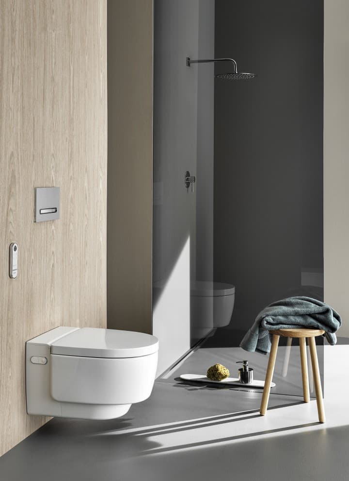 Geberit AquaClean Mera Comfort douche-wc met afstandsbediening en Sigma50 bedieningsplaat (© Geberit) Geberit AquaClean Mera Comfort douche-wc met afstandsbediening en Sigma50 bedieningsplaat (© Geberit)