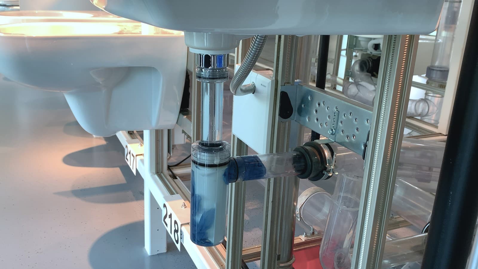 Verstopte bekersifon in de wastafel Verstopte bekersifon in de wastafel