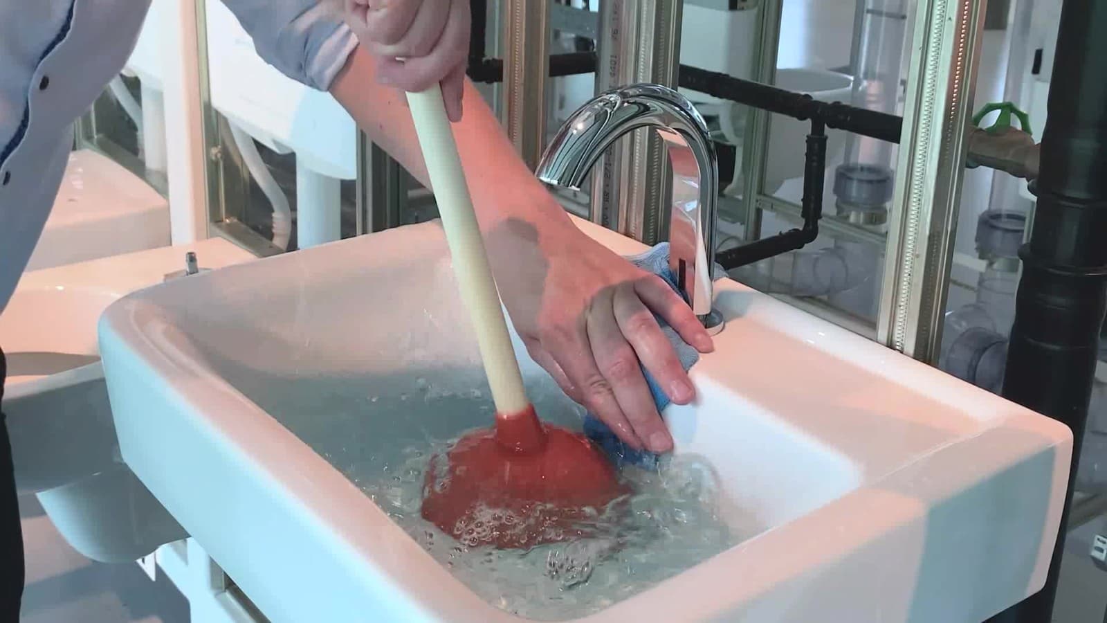 Rubberen zuiger wordt omhoog en omlaag verplaatst Rubberen zuiger wordt omhoog en omlaag verplaatst